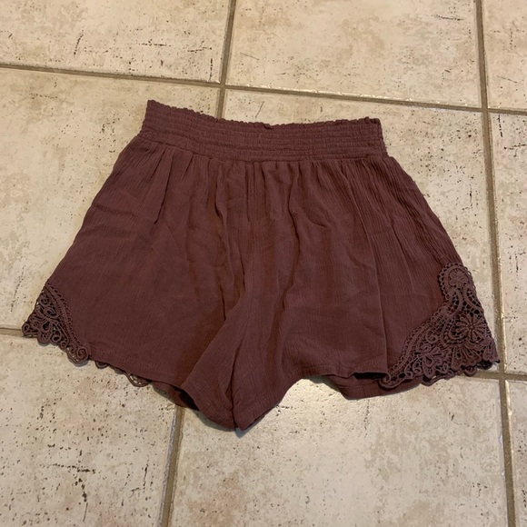 💜 ARDENE M/M Brown Smocked Waist Crochet Lace Trim Flowy Shorts - Picture 2 of 7